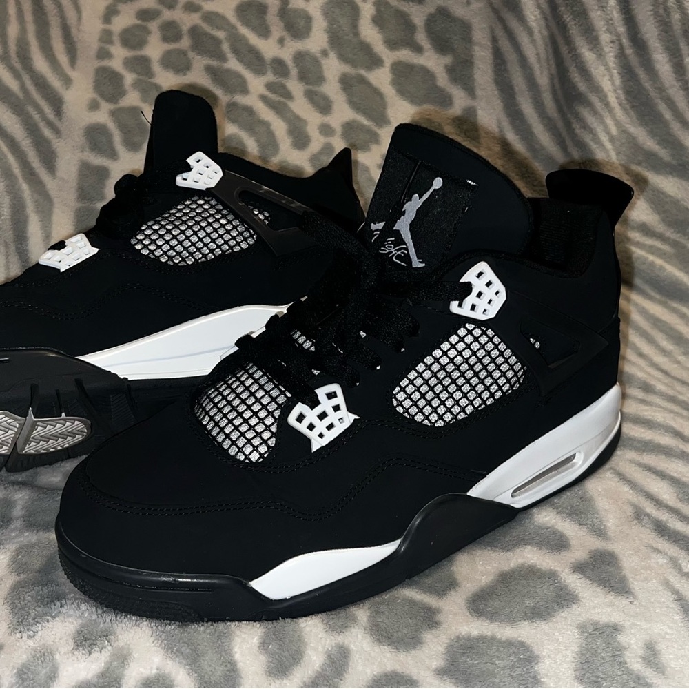 Jordan 4 Retro “White Thunder”